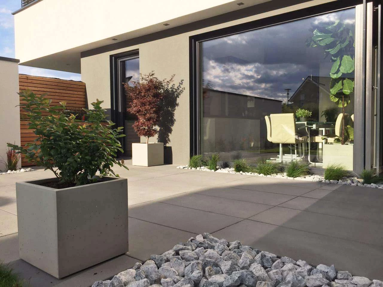 Betonowa donica na tarasie