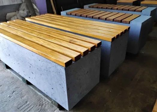 siedziska betonowe wykonane z betonu architektonicznego z dodatkiem drewna